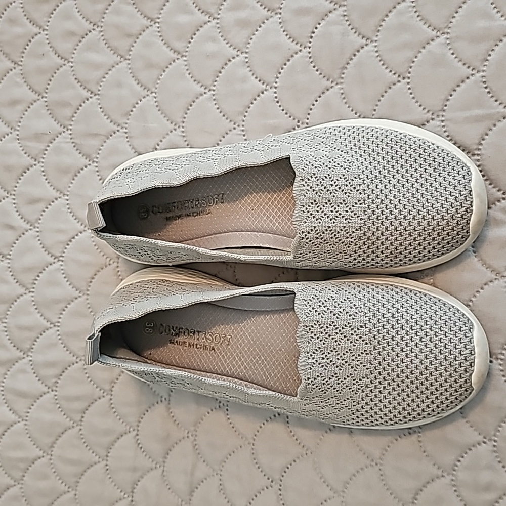 B2 #190 Ladies slip on tennis shoes size 38